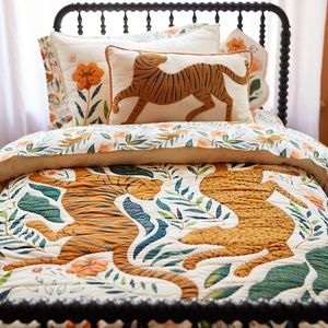 Like NEW - Kids Crate & Barrel Bedding - Marr